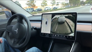 Блогер показал, как парковочный автопилот Tesla сходит с ума на парковке (ВИДЕО)