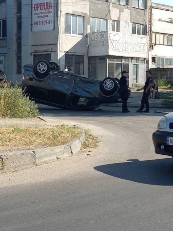 В Запорожье перевернулся автомобиль