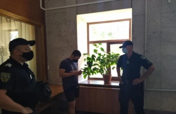 "Охрана, отмена": депутата ОПЗЖ забросали сырыми яйцами в Николаевском облсовете (видео)