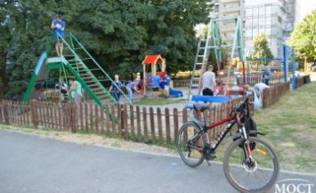 Команда «ОП-ЗА ЖИЗНЬ» провела субботник на детской площадке по ул. Кедрина, 47 (ФОТОРЕПОРТАЖ)