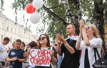 Возле СИЗО белорусы поздравляют Тихановского