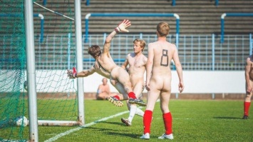 В Германии футбольные команды провели матч голыми (фото 18+)
