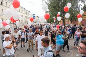 Белорусы с шариками пришли под СИЗО поздравить мужа Тихановской с днем рождения. Фото