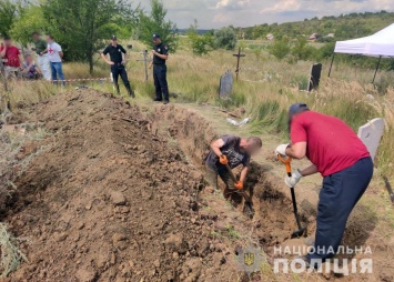 В Славянске провели эксгумацию тел погибших во время оккупации города боевиками (фото)
