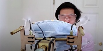 Блогер сделал стреляющую медицинской маской пушку. И испытал ее на себе