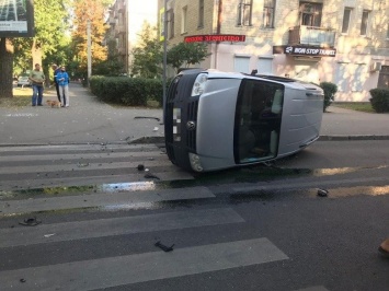 В центре Харькова столкнулись два авто: "Volkswagen" дважды перевернулся, - ФОТО