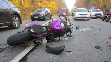 В Киеве патрульный автомобиль поехал на красный свет и сбил мотоциклиста