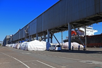 Почти как в Бейруте: тысячи тонн аммиачной селитры все еще хранятся под открытым небом в порту возле Одессы, но опасный груз уже вывозят
