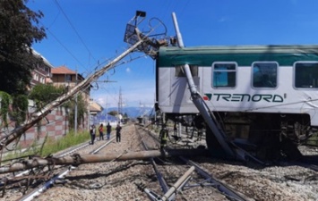 В Италии пассажирский поезд сошел с рельс