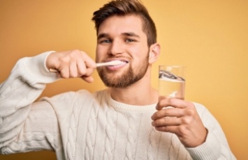 Как бороться с желтым налетом на зубах в домашних условиях