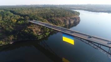 "Запорожсталь" разместил самый большой национальный флаг Украины в Запорожской области