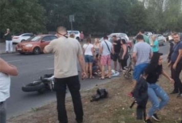 В Одессе мотоцикл на скорости снес женщину с детьми - очевидцы едва не устроили самосуд (фото, видео)