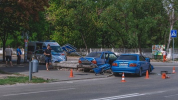 В Днепре на Петра Калнышевского столкнулись Mitsubishi и Nexia: пострадал 17-летний парень