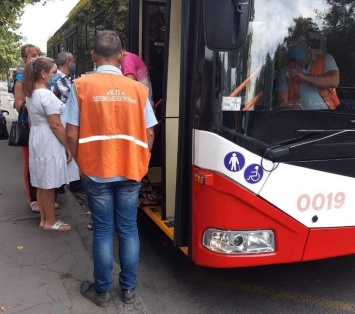 Усиление карантина в Одессе: рассадку пассажиров в транспорте контролируют посадочные команды (фото)