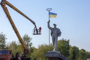 На мариупольском Стелеваре впервые в истории вывесили украинский флаг, - ФОТО