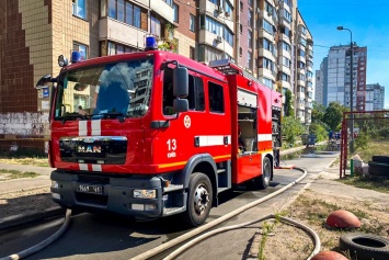 В Киеве мужчина поджег магазин с женой и выбросился из окна многоэтажки. Эксклюзивные детали 21+