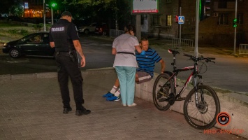 В Днепре на Паторжинского Peugeout "подрезал" велосипедиста и скрылся: мужчина получил травмы