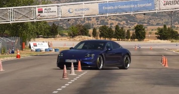 Электрокар Porsche Taycan показал неоднозначный результат на «лосином тесте» (ВИДЕО)