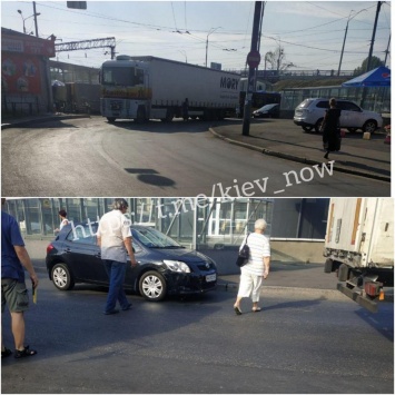 В Киеве из-за незначительной аварии образовалась огромная пробка (фото, видео)