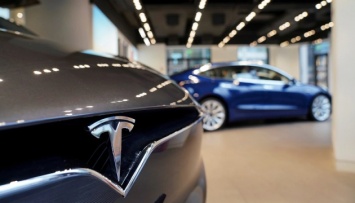 Tesla работает над датчиком, который будет напоминать о забытом в машине ребенке