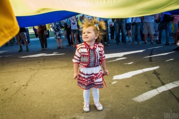 Стало известно, сколько молодых людей не связывают свое будущее с Украиной