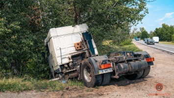 В Днепре на Гаванской тягач вылетел в кювет