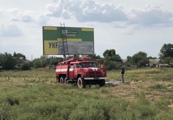 «Слуги народа» привлекли пожарную машину для расклейки своей агитации в Николаевской области