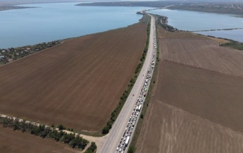 Украинцы двинулись на отдых: автотрассы к морю сковали пробки