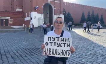 В России у задержанной на пикете в поддержку Навального актрисы начались роды