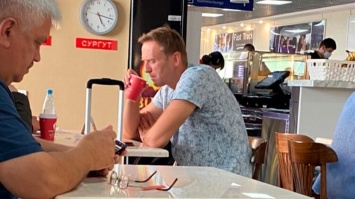 Чай, которым мог отравиться Навальный, принес ему помощник: у политика отек мозга (ФОТО)