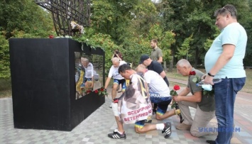 В Киеве у Стены памяти ветеранский велопробег почтил память павших за Украину