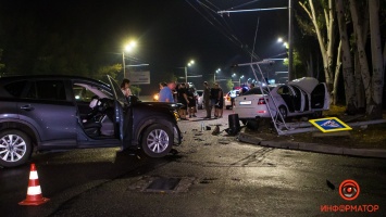 В Днепре на Красном Камне Skoda столкнулась с Mazda и снесла светофор