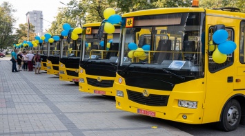 Первые 10 новых автобусов передали школам Днепропетровщины