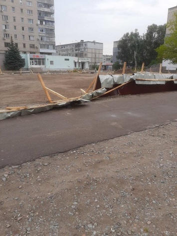 Народные мстители разгромили забор будущей автопарковки на пос. ПЗТО в Павлограде