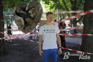В Киеве открыли арт-объект из окурков (фото)