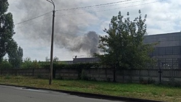 В Никополе на территории бывшего краностроительного завода валит черный дым