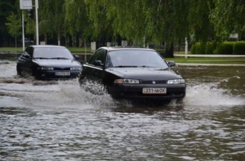 В Одессе автомобиль "нырнул" в яму в рост человека. ВИДЕО