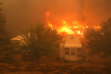 В Калифорнии из-за лесных пожаров эвакуируют почти 120 тыс. человек