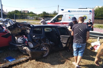 В Подгородном на трассе столкнулись три машины: водителя «ВАЗа» доставали спасатели