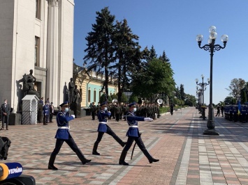 Как у Верховной Рады торжественно подняли государственный флаг Украины. Фото