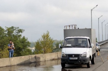 Под Днепром после сильного ливня "устал" очередной мост. ФОТО