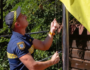 В Днепре на Монастырском острове впервые подняли Государственный Флаг Украины