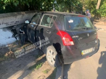 В Днепре на Угличской водитель Suzuki потерял сознание во время движения и врезался в забор: фото