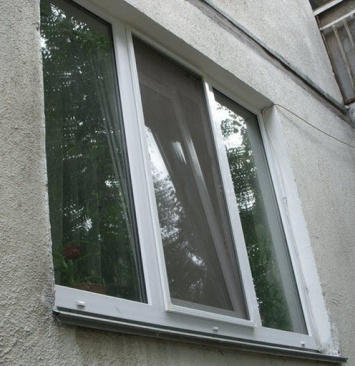 В Запорожской области после падения из окна ребенок получил серьезные травмы