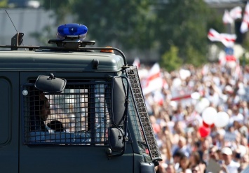 Протесты в Беларуси: Минобороны пригрозило митингующим применением армии (видео)