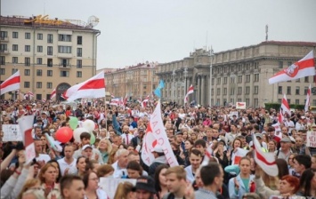 Протестующие в Минске направились к Лукашенко