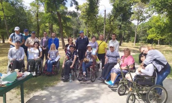 В Павлограде ко Дню независимости соревновались в фигурном вождении инвалидных колясок