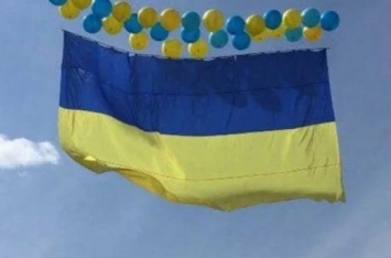 Над Донецком запустили в небо флаг Украины. ВИДЕО
