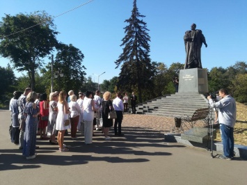 Криворожане в День Независимости возложили цветы к памятникам известных деятелей