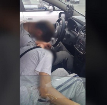 В Киеве водитель службы такси употреблял наркотики вместе с пассажиром (фото)
